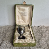 Antieke  geschenkset eierdop met lepel in doosje