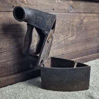 Oud kolen strijkijzer