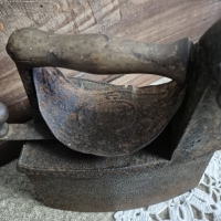 Oud kolen strijkijzer