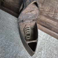 Oud kolen strijkijzer