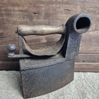 Oud kolen strijkijzer