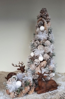 Kerstdecoratie kerstpiramide kerststuk met droogmaterialen