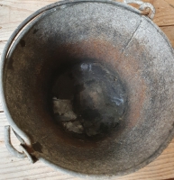 Oude zinken kolenemmer
