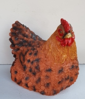 Deco kip zittend bruin