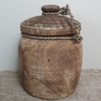 Oud houten pot met deksel m