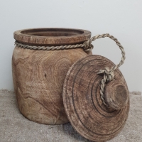 Oud houten pot met deksel m