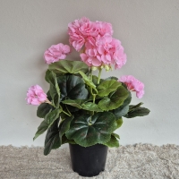 Kunst geranium plant in pot