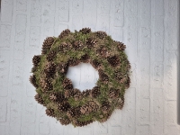 Moskrans met dennenappels 40cm