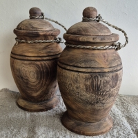 Oud houten pot urn