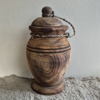 Oud houten pot urn