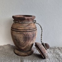 Oud houten pot urn
