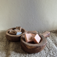 Oud houten kom met handvat