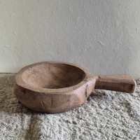 Oud houten kom met handvat