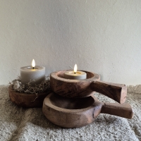 Oud houten kom met handvat