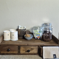 Oud houten schap met 3 lades