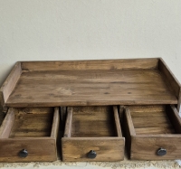 Oud houten schap met 3 lades