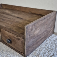 Oud houten schap met 3 lades