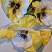 Kunst viooltjes geel