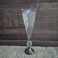 Oud glazen vaasje op voet