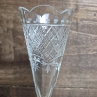 Oud glazen vaasje op voet