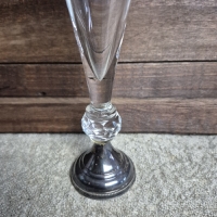 Oud glazen vaasje op voet