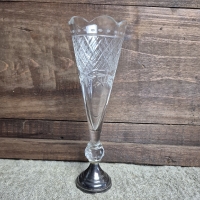 Oud glazen vaasje op voet