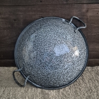 Oud emaille wok grijs gewolkt