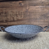 Oud emaille wok grijs gewolkt