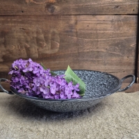 Oud emaille wok grijs gewolkt