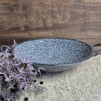 Oud emaille wok grijs gewolkt