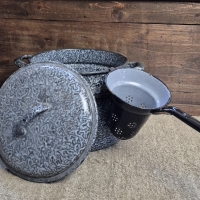 Oud emaille steelvergiet