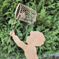 Jongen met schepnet en vlinder roest metaal