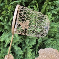 Jongen met schepnet en vlinder roest metaal