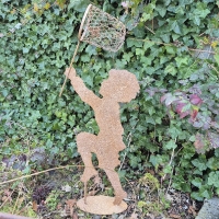 Jongen met schepnet en vlinder roest metaal