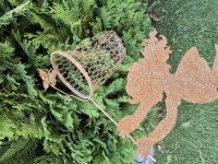 Meisje met schepnet roest metaal