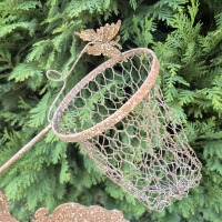 Meisje met schepnet roest metaal