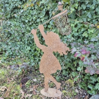 Meisje met schepnet roest metaal