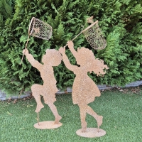 Meisje met schepnet roest metaal