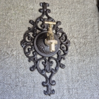 Gietijzeren ornament muurkraan