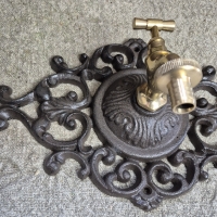 Gietijzeren ornament muurkraan