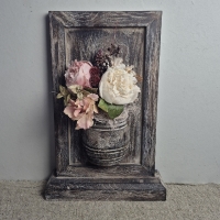 Houten paneel op voet met vaas