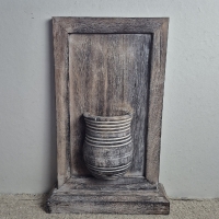 Houten paneel op voet met vaas incl boeket