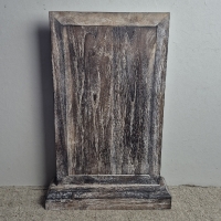 Houten paneel op voet met vaas incl boeket