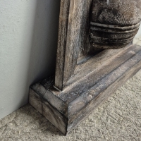 Houten paneel op voet met vaas incl boeket