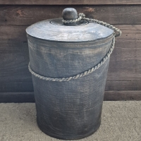 Oud houten pot met deksel