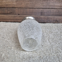 Brocante vaasje met metalen deksel