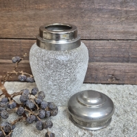 Brocante vaasje met metalen deksel