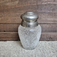 Brocante vaasje met metalen deksel