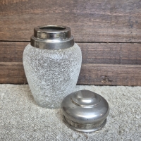 Brocante vaasje met metalen deksel