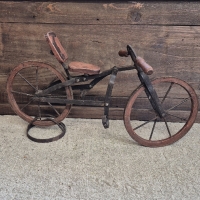 Oud fietsje van hout en metaal